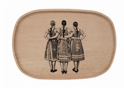 Dřevěný podnos z bukového masivu - Folklor Podnosy - Folklor: Ženy zezadu